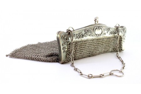 Bolsa em malha de prata com motivos florais relevados no arco, duas divisórias e corrente de suapenção.