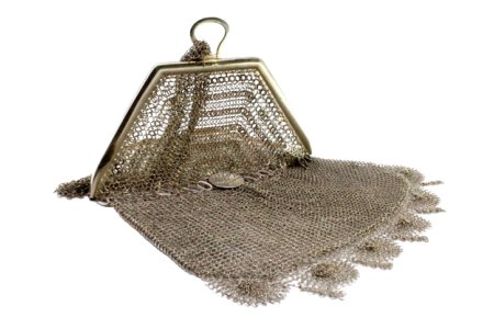 Bolsa de mão em malha dupla de prata com franjas pendentes, fita de suspensão 
