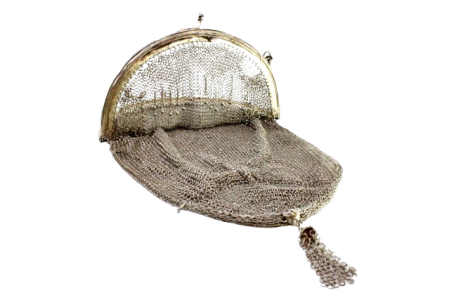 Bolsa de mão em malha de prata com franja e cadilhes suspensos, relevos e