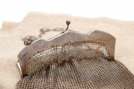  Bolsa em prata com relevos no arco