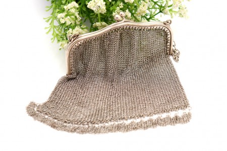 Bolsa de malha em prata com arco simples com pendentes e corrente 