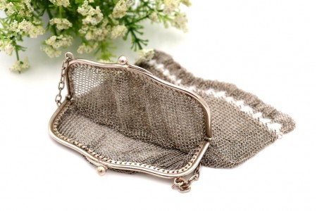 Bolsa de malha em prata com arco simples com pendentes e corrente 