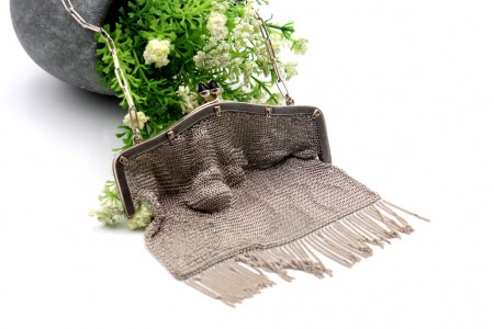 Bolsa em prata em malha com franjas suspensas, cabochões no fecho do arco liso e corrente em malha cadeado