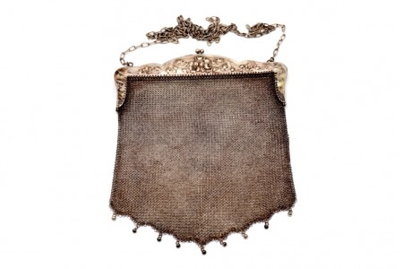Bolsa em malha de prata com arco relevado 