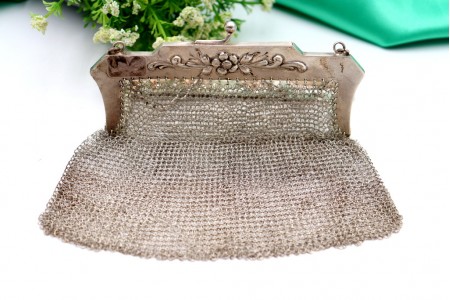 Bolsa em malha de prata com relevos florais no arco e corrente em malha cadeado
