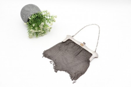 Bolsa em malha de prata com arco liso, corrente em malha cadeado e cadilhes 