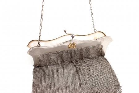 Bolsa em malha de prata com arco liso, corrente em malha cadeado e cadilhes 