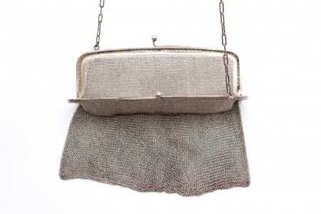 Bolsa em malha dupla de prata com arco relevado e corrente em malha cadeado.