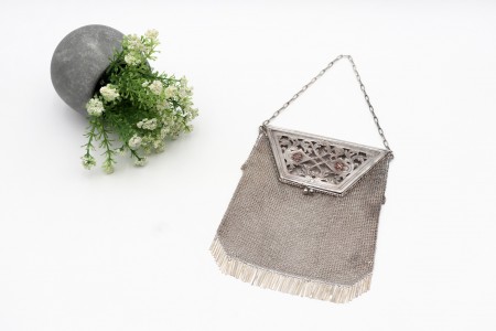 Bolsa de malha de prata recortada, adornada com a cruz de Cristo e cadilhes 