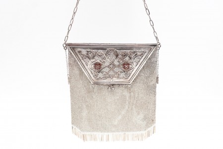 Bolsa de malha de prata recortada, adornada com a cruz de Cristo e cadilhes 