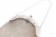 Bolsa em malha de prata com cadilhes triangulares e detalhes relevados no arco