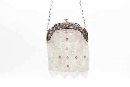Bolsa em malha de prata com cadilhes triangulares e detalhes relevados no arco