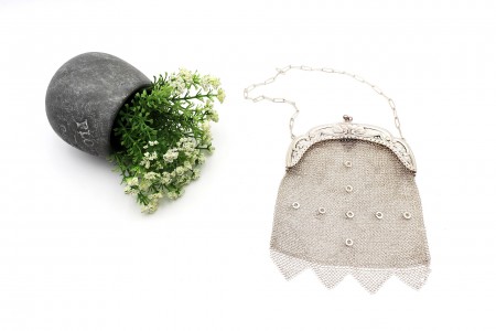 Bolsa em malha de prata com cadilhes triangulares e detalhes relevados no arco