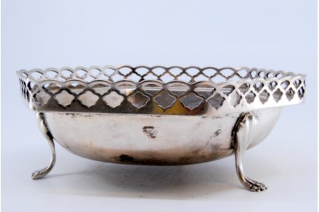 Bomboneira em prata com gradinha em forma hexagonal e assente sobre três pés zoomórficos.