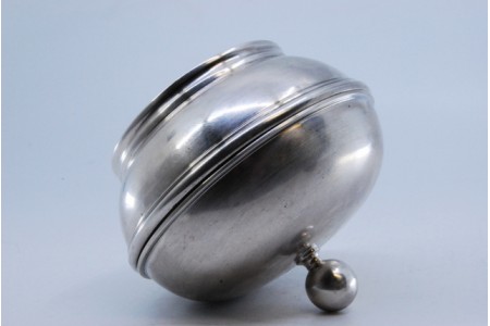  Bomboneira em prata lisa com pomo na tampa amovível.