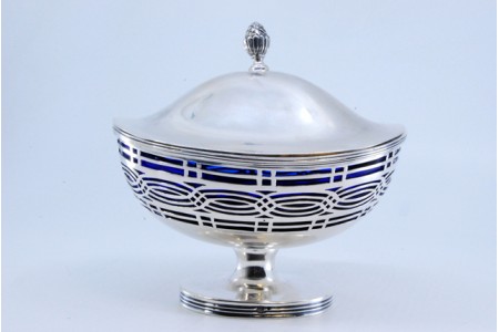 Bomboneira em prata recortada com alma em vidro azul e pomo na tampa.