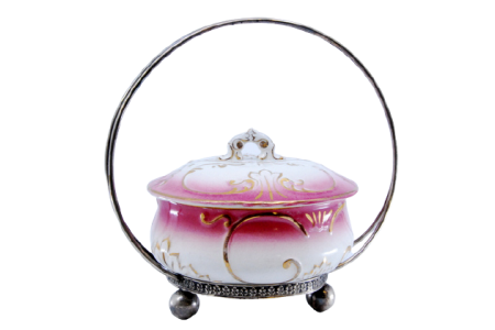 Bomboneira com estrutura em prata e depósito em porcelana, assente em três pés esféricos.