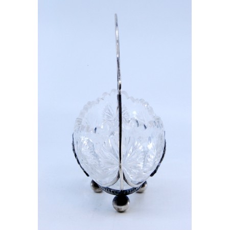 Bomboneira com estrutura em prata com centro em vidro lapidado e assente sobre quatro pés em forma de bola.