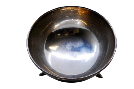 Bomboneira em prata com gravados no rebordo e assente sobre três pés com palmas.