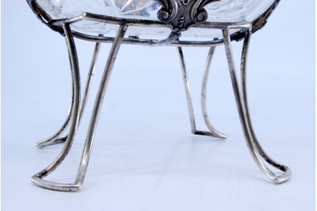  Bomboneira com estrutura em prata e vidro lapidado, assente com palmas, escudos, friso espigado e quatro pés lisos.