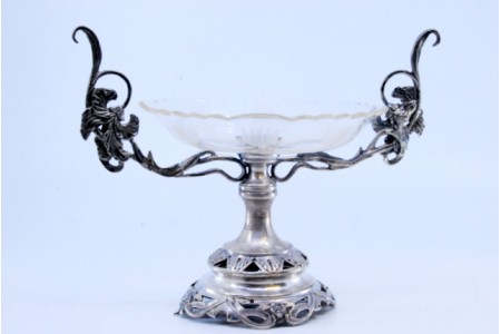 Bomboneira em prata com prato em vidro gravado a ácido, com base e asa recortadas.