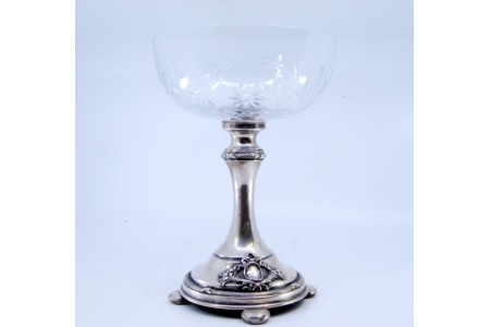 Bomboneira em vidro lapidado assente em base de prata com frisos e cartela para monograma.