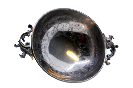 Bomboneira em prata com gravados no interior e asas concheadas com cabeça de ave.