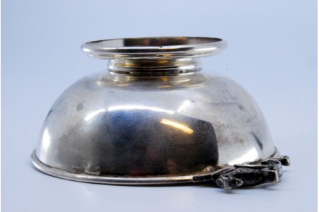 Bomboneira em prata com gravados no interior e asas concheadas com cabeça de ave.