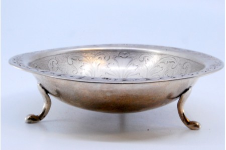 Bomboneira em prata com relevos e brasão português no centro de 1813.