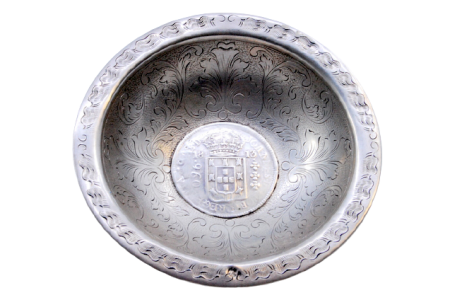 Bomboneira em prata com relevos e brasão português no centro de 1813.
