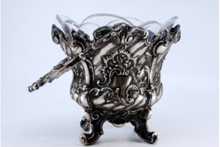 Bomboneira em prata com alma em vidro e aplicações, relevos na estrutura e na pega