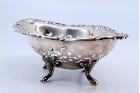 Bomboneira em prata recortada com motivos vegetalistas e assente sobre quatro pés.