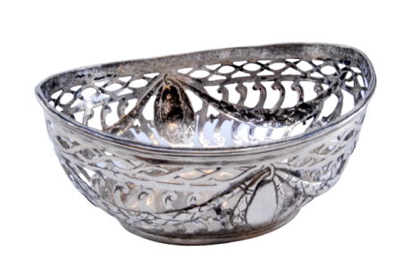 Bomboneira em prata recortada com decoração de grinaldas e frisada no bordo e base.