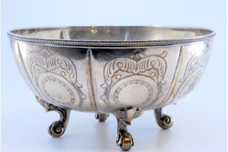 Bomboneira em prata com gravados, perlada no rebordo e assente sobre quatro pés com palmetas.
