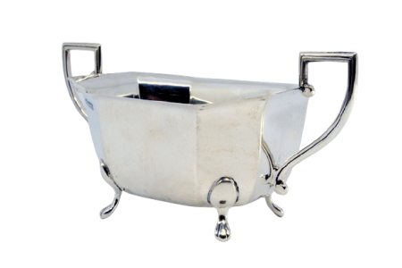 Bomboneira em prata lisa em forma octogonal e assente sobre quatro pés zoomorficos.