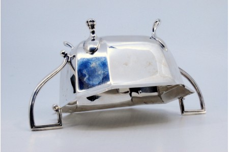 Bomboneira em prata lisa em forma octogonal e assente sobre quatro pés zoomorficos.