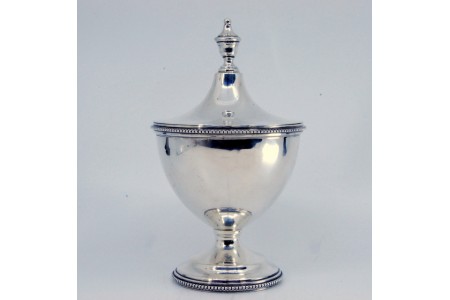 Bomboneira em prata lisa perlada no rebordo e na base, com aplicação na tampa.