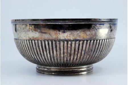 Bomboneira em prata canelada e assente sobre base redonda perlada.