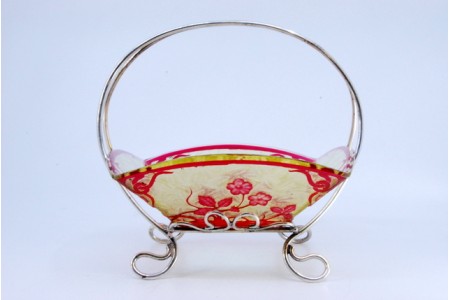 Bomboneira em vidro assente em estrutura em prata com quatro pés e enrolamentos