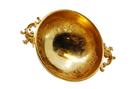 Bomboneira em prata dourada com relevos e aplicações nas asas em forma de pássaro.