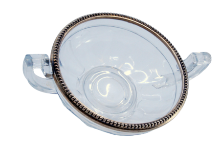  Bomboneira em vidro lapidado com cercadura em prata perlada.