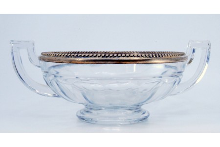  Bomboneira em vidro lapidado com cercadura em prata perlada.