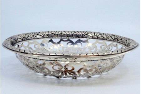Bomboneira em prata recortada com gravados de motivos florais no bordo.