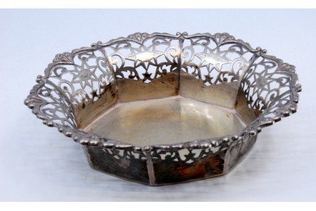  Bomboneira em prata recortada e em formato octogonal.