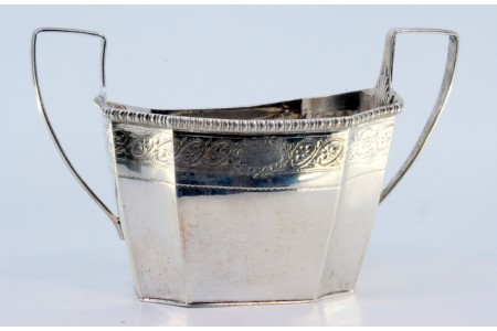  Bomboneira em prata com motivos florais gravados e bordo perlado.