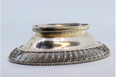 Bomboneira em prata recortada e perlada no bordo.