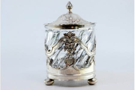 Bomboneira em prata recortada com alma em vidro lapidado e relevada com flores, motivos vegetalistas e assente sobre três pés em formato esferico.