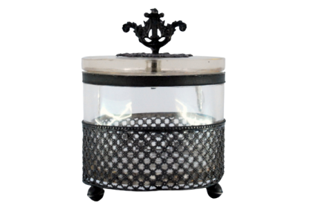  Bomboneira com estrutra em prata rendilhada, alma em vidro e elementos vegetalistas no pomo da tampa.