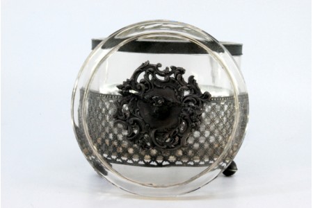  Bomboneira com estrutra em prata rendilhada, alma em vidro e elementos vegetalistas no pomo da tampa.