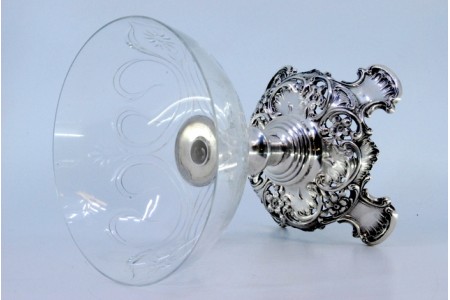 Bomboneira  em vidro lapidado a ácido e assente em base de prata recordada com três pés.